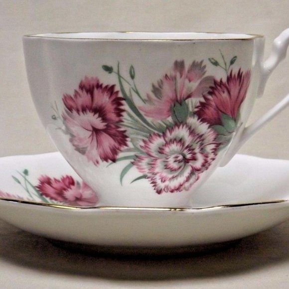 Queen Anne Fine Bone China England Floral Footed Tea Cup and Saucer - Picture 1 of 15